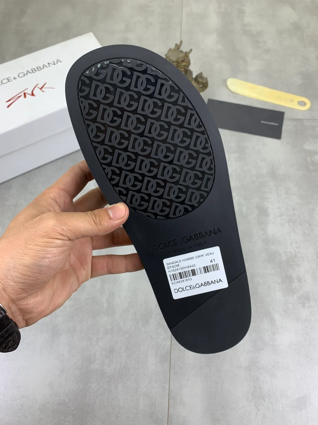Men's shoes 💰P280 [New model] 💰High-quality slippers💎💎💎 DG official website synchronizes the latest slippers🩴 The highest version on the market, accept material comparison, shoe type comparison, process comparison, practical and textured, versatile and suitable for any occasion, the more you look at it, the more flavorful it becomes. Purely handmade craftsmanship - Upper material, calfskin imported from Italy 🇮🇹 - High-quality water-dyed sheepskin lining - Original high-quality private model customized combination outsole (super comfortable) -Size: 38-45 Color: 5️⃣ colors available